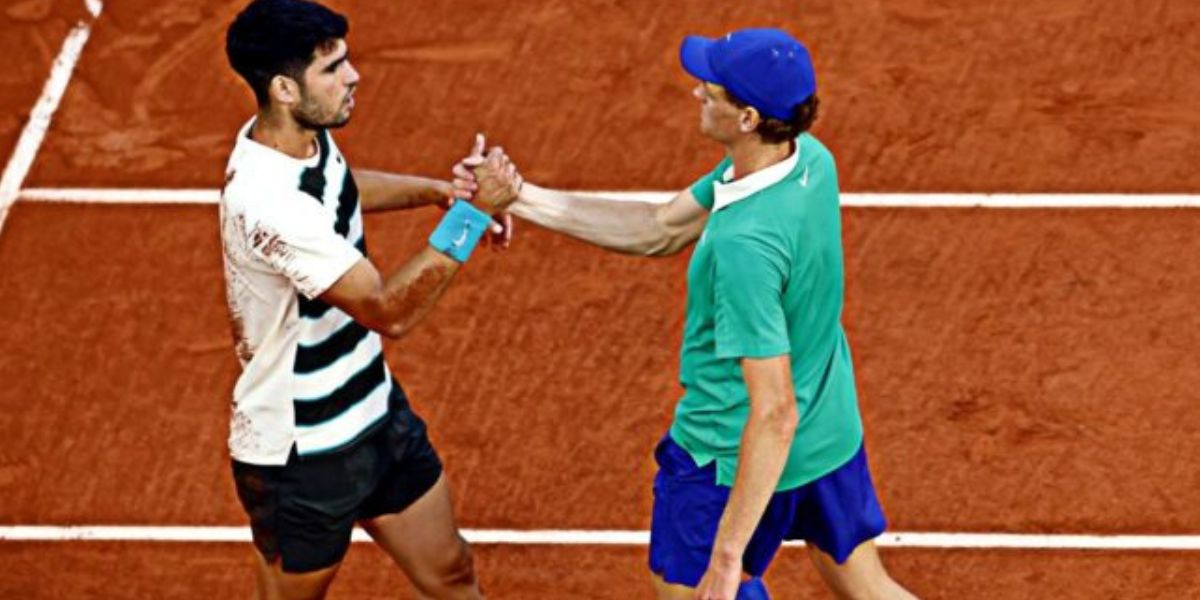 Sinner e Alcaraz si stringono la mano dopo la grande finale