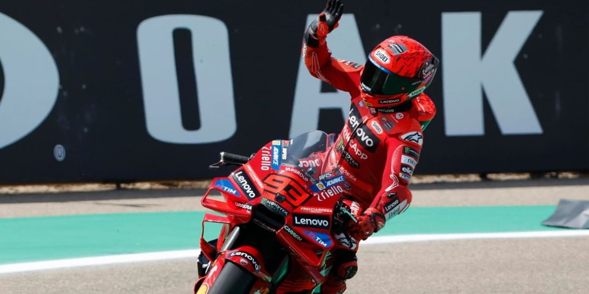Marc Marquez esulta dopo la sua vittoria ad Aragon