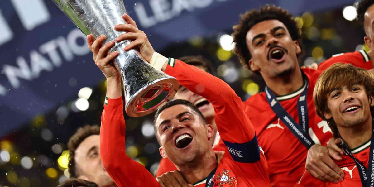 Cristiano Ronaldo festeggia con la coppa dopo la vittoria contro la Spagna