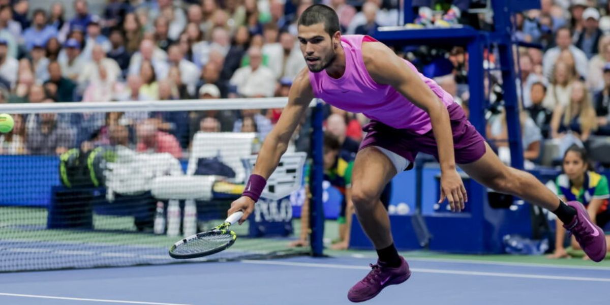 Carlos Alcaraz in azione durante gli US Open