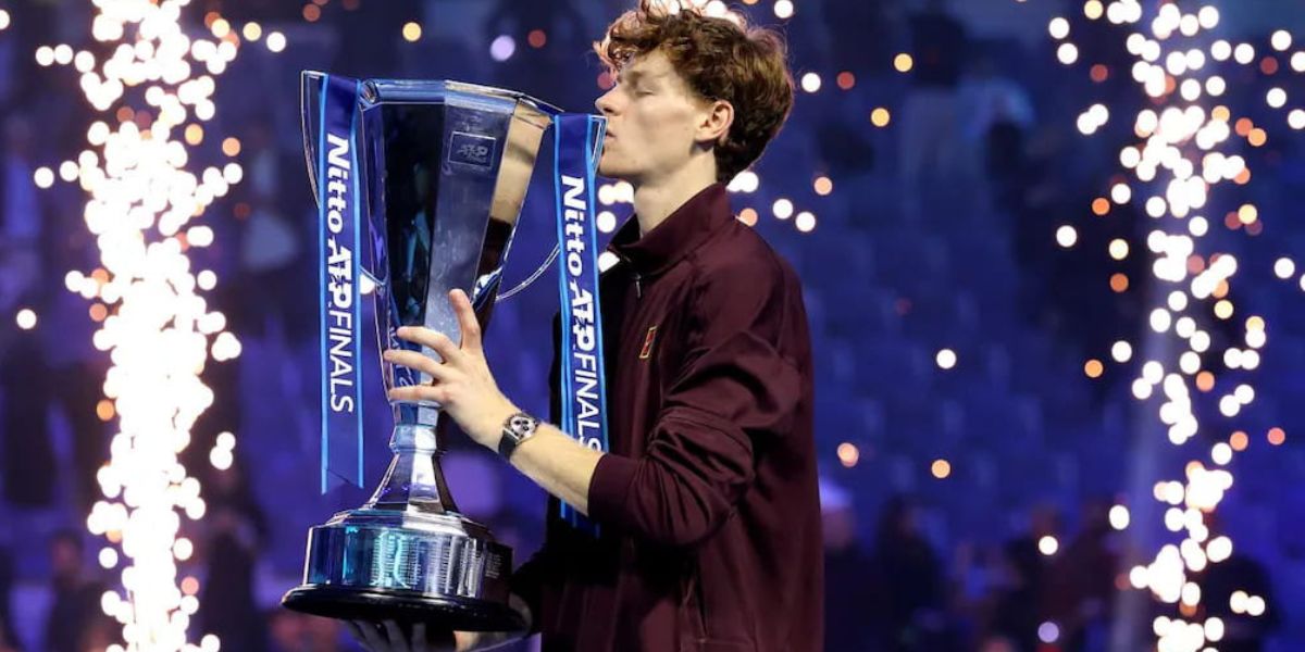Sinner festeggia il trofeo dopo aver vinto le ATP Finals