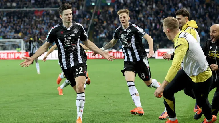 L'Udinese esulta per il gol decisivo contro il Napoli