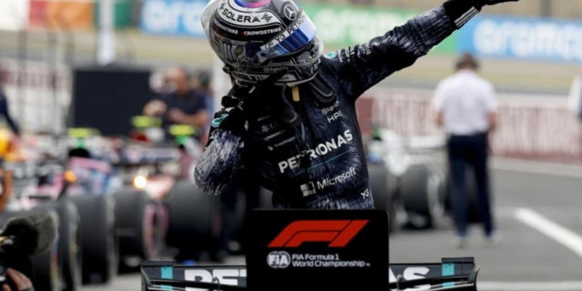 Kimi Antonelli esulta dopo la vittoria di Suzuka