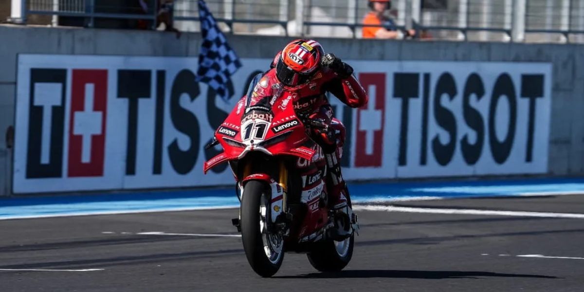 Bulega festeggia l'ennesima vittoria in SBK