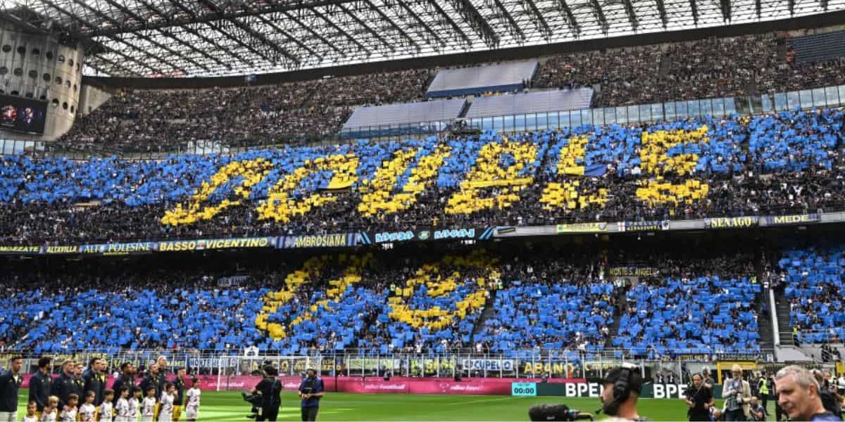 La coreografia dei tifosi nerazzurri per celebrare la doppietta campionato-coppa Italia