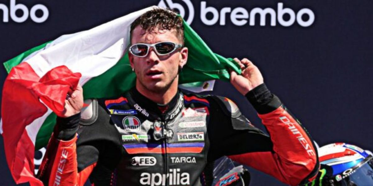 Bezzecchi esulta sul podio dopo la vittoria al Mugello