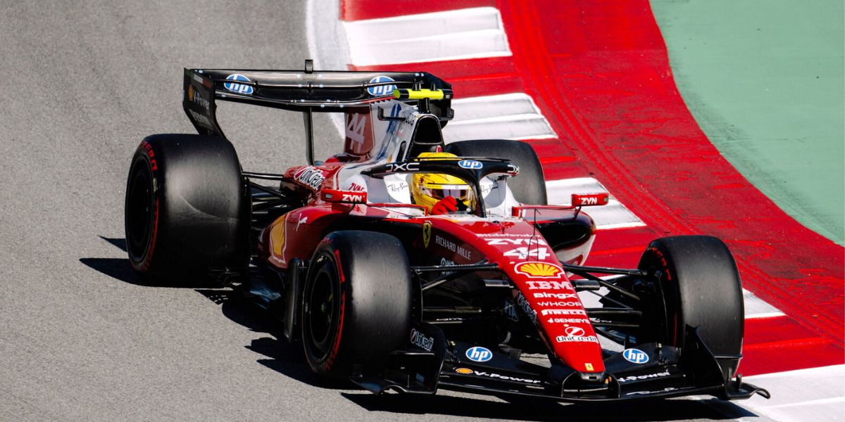 Lewis Hamilton in azione a Barcellona