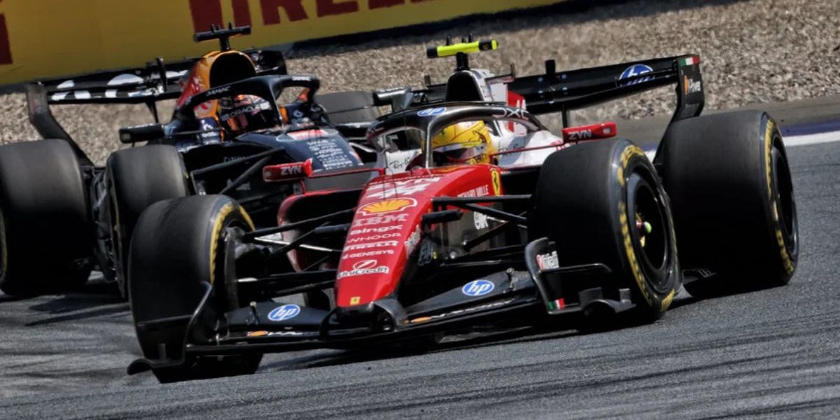 Lewis Hamilton davanti a Max Verstappen prima della battaglia