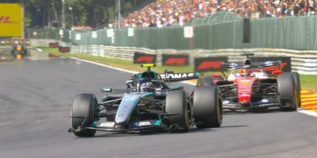 La lotta nel finale tra Kimi Antonelli e Charles Leclerc