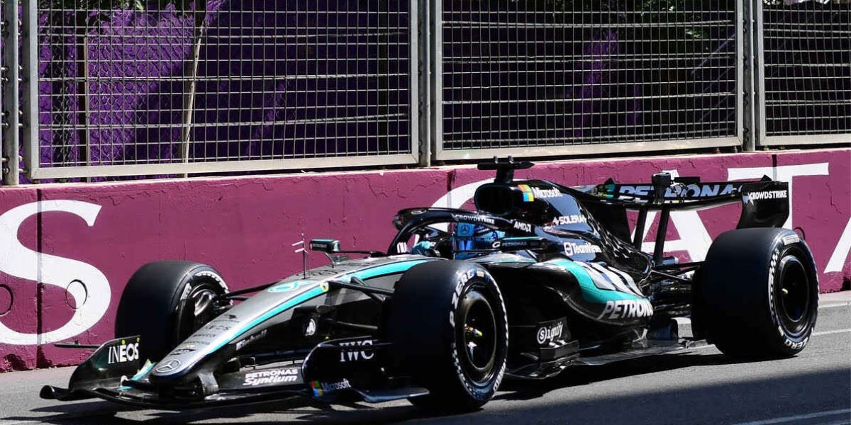 George Russell in azione sul circuito di Baku